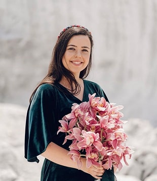 Дівчина тримае букет квітів